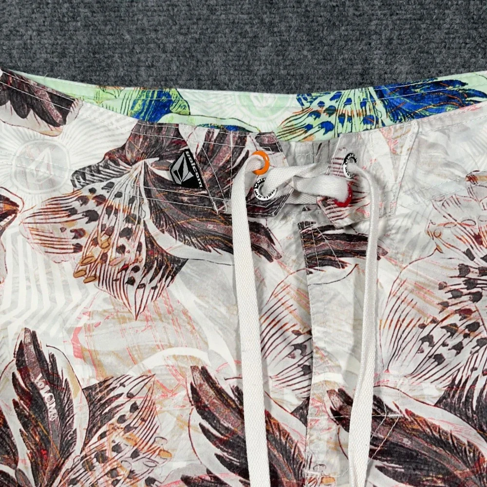 VTG Y2K Volcom Numero 2 Mod Board Shorts Mens 34 Floral Print‎ Swim Trunks White